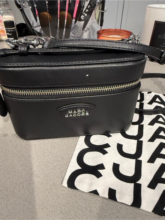 Marc Jacobs Handbags - Marc Jacobs Black Leather Crossbody purse Bag
